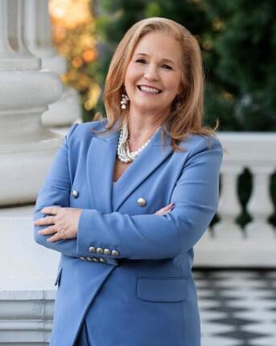 Portrait of Gail Pellerin