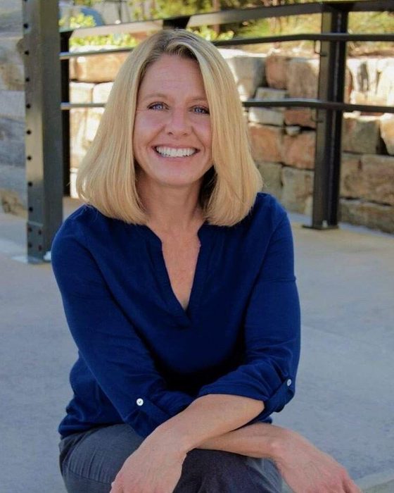 Portrait of Elissa Campbell